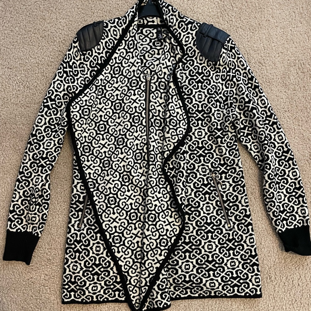 Flattering Luli black and cream zip up sweater